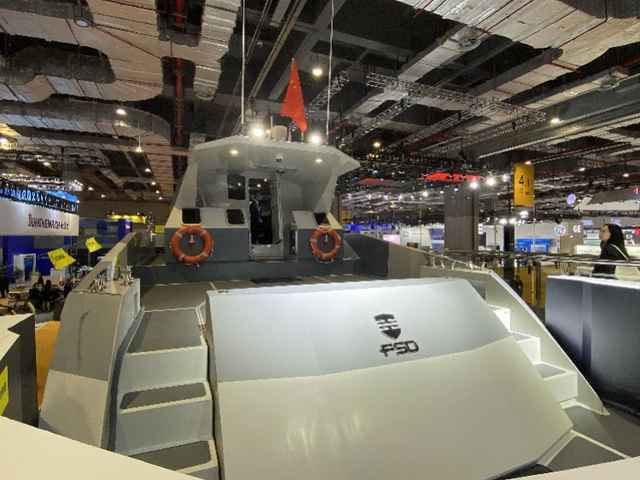 探秘进博会装备展:与最灵巧机械手玩包剪锤!