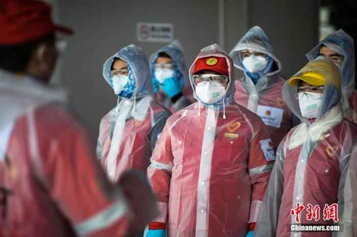 资料图:南京市志愿者为防疫工作提供帮助。泱波 摄  为加强疫情防控 南京市全面实施小区封闭式管理