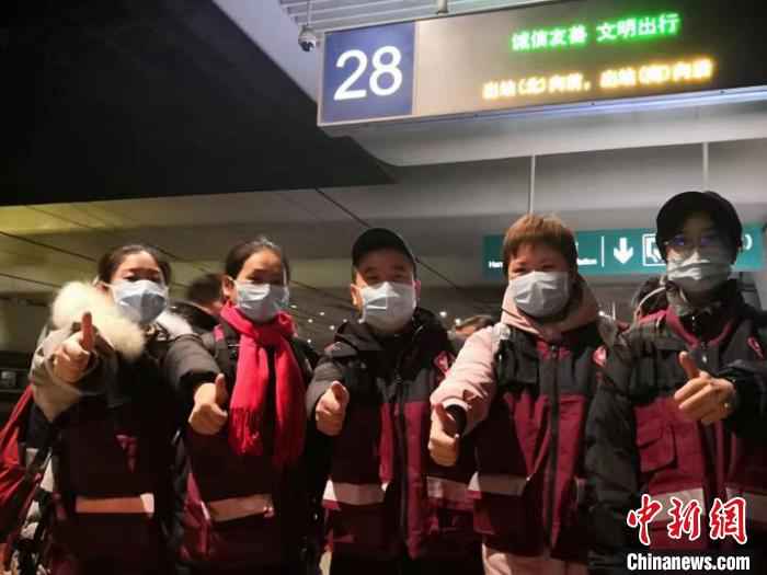 徐梦薇出征前与队友们合影。 余杭区供图 摄  疫区日记:我们也许做不成火炬 但可点亮萤火之光