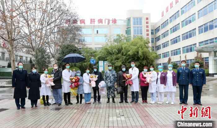 5名新冠肺炎患者2日在空军军医大学唐都医院治愈出院。唐都医院供图  空军军医大学唐都医院累计治愈新冠肺炎患者24人