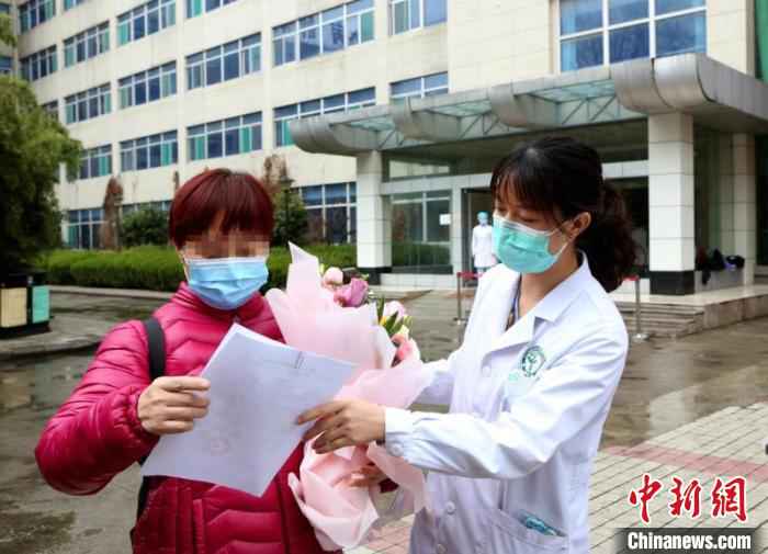 5名新冠肺炎患者2日在空军军医大学唐都医院治愈出院。唐都医院供图  空军军医大学唐都医院累计治愈新冠肺炎患者24人