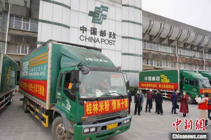 图为桂林市驰援湖北省物资车辆出发。 欧惠兰 摄  桂林以特色小吃援助湖北 3.9万碗桂林米粉支援湖北抗疫