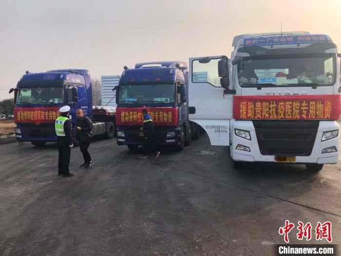 资料图:救援物资运输车辆 河南高速警方供图 摄  河南:伪造应急运输通行证等行为将纳入信用管理