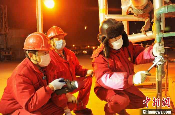 工人们在生产前进行设备检修。 王根银 摄  日产尿素2500吨 驻疆央企为新疆南部农民“备农资”