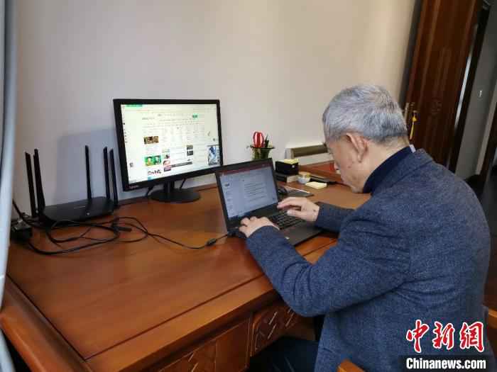 西北大学经济管理学院教授白永秀为网上课堂进行备课。西北大学  中国多地高校“云开学” 师生学习“不掉线”