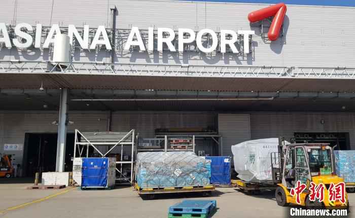 50万只口罩准备抵达首尔。东航供图  有谊无“疫”!东航紧急把上海市捐赠韩国大邱、庆北地区的50万只口罩运至首尔