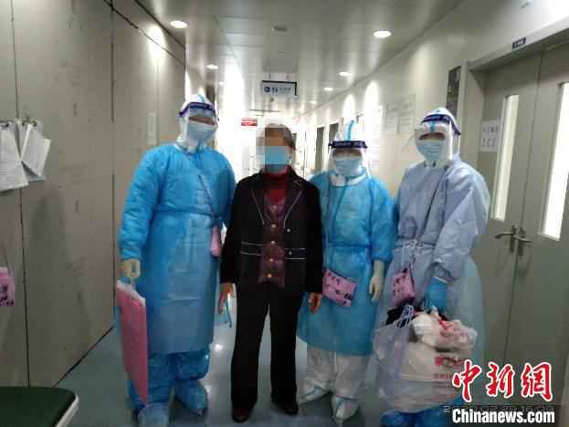 图为,病人出院时与山东大学齐鲁医院医护人员合影。山东大学齐鲁医院供图  山东支援湖北医疗队队员的“囧事”