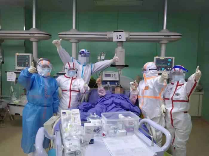 一危重新冠肺炎患者和ICU医护人员。 受访者供图
  新冠肺炎ICU病房医生:生死时刻,和患者几乎口鼻相对