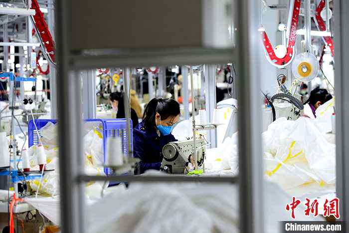 3月2日拍摄的福州一复工复产企业内景。据福建省卫生健康委员会通报,截至3月1日24时,福建省累计报告确诊病例296例,其中危重型1例、重型1例、死亡病例1例;累计治愈出院病例247例。目前,福建多地多措并举招用工。 中新社记者 王东明 摄  福建累计治愈出院病例247例 多措并举纾解“招工难”