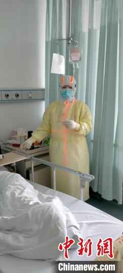 孙丹丹在给患者打针。孙丹丹供图  吉林护士“话聊”显成效:让病房中充满生的希望