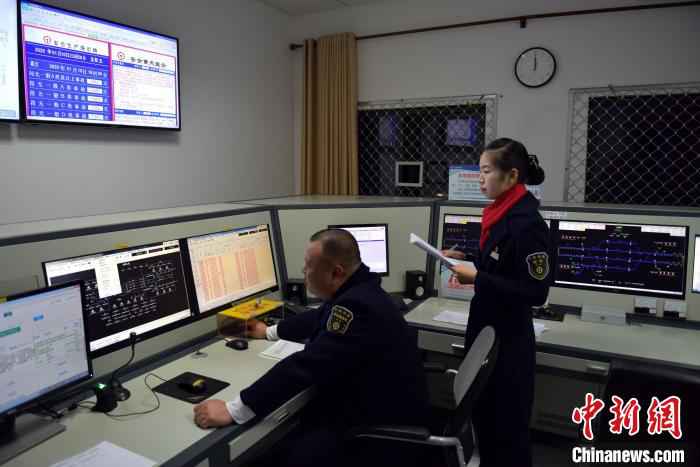 子时:胡兰在车站行车室参加行车设备操作演练。 宋曹梓瀚 摄  “90后”高铁女站长的“春运十二时辰”