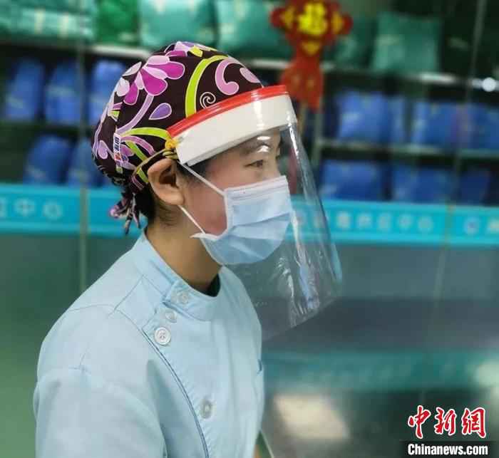 图为护士们自制的面屏。　医院供图 摄
