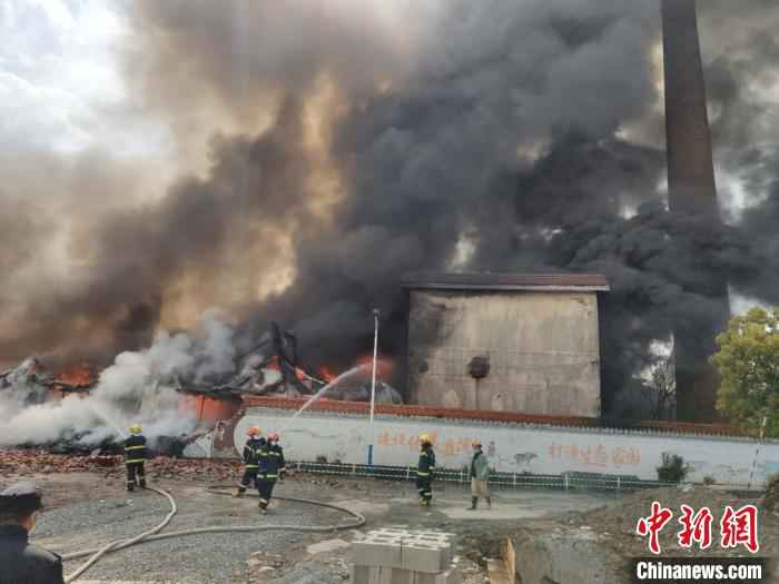 图为火灾现场。嘉兴消防提供 浙江嘉兴一纺织厂发生大火 消防出动100多人赴现场救援