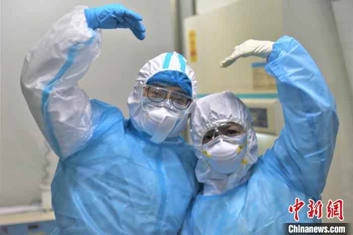 检测人员团结一心,决心战胜疫情。 杜炳勋 摄 探访新疆兵团“核酸检测人员”:离病毒最近 如“雷区”排雷