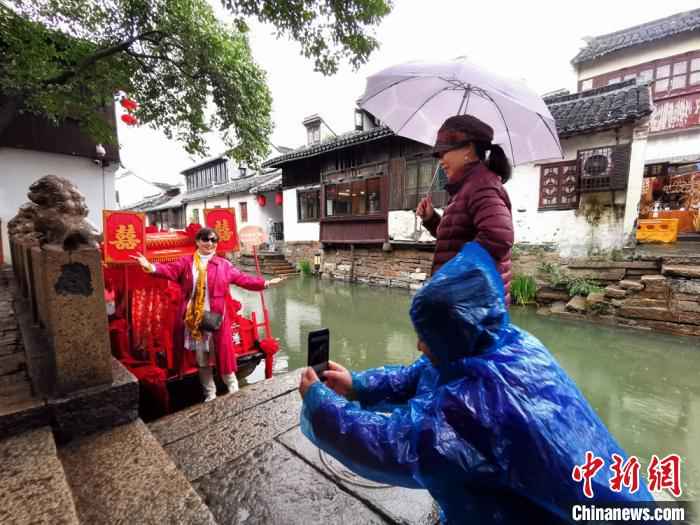 游人在水巷喜船留影。 黄莹 摄 800游人走进水墨周庄感受烟雨江南