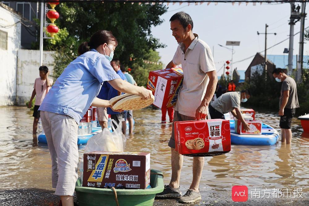 新乡水位下降,消防战士抢险救灾累得躺倒车旁