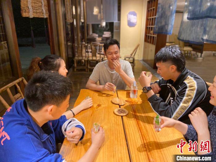 何泽懿和朋友尝试白酒“花式”喝法。受访者供图  汶川羌族小伙返乡创业记:经历过从无到有的人,更容易站起来