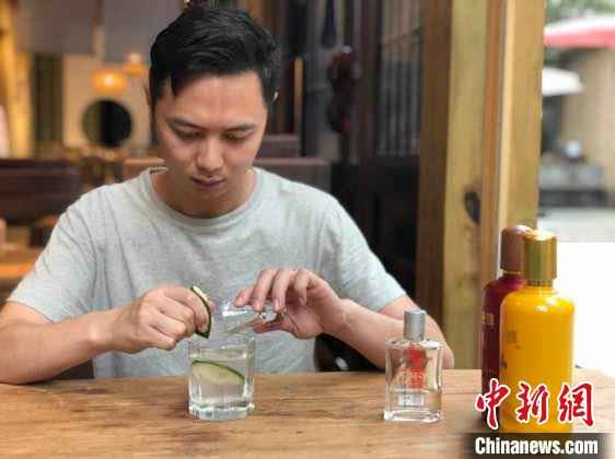 何泽懿在白酒加入柠檬汁。受访者供图  汶川羌族小伙返乡创业记:经历过从无到有的人,更容易站起来