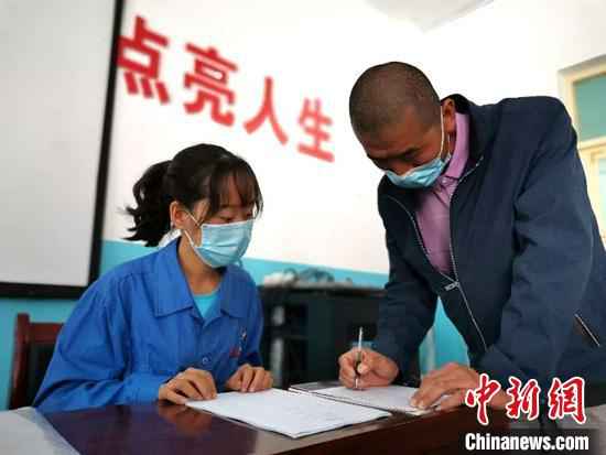 王晓龙正在签订就业意向书。 董玥夕 摄  新疆技能培训助农民“长本领” 就业有底气