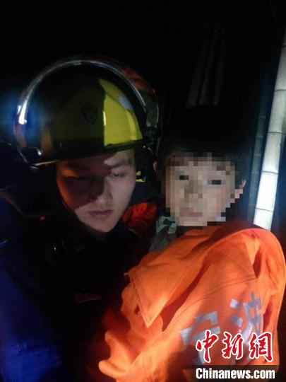 图为小男孩被成功救援。奉化警方供图  9岁男孩深山挖笋走失 40余人“竹海”搜救助其脱险