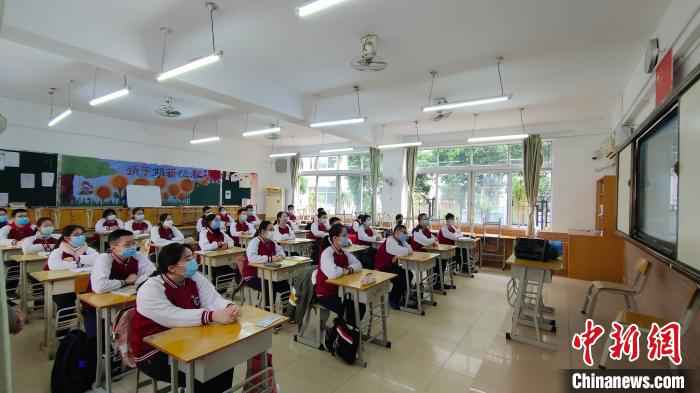 桂林中学初三年级学生在上开学第一课。 杨宗盛 摄  广西初三高三年级学生开学 抗疫专家给桂林学生上开学第一课