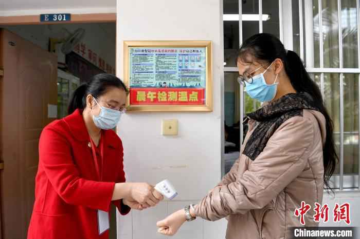南宁市第三中学学生接受体温检测。 俞靖 摄  广西初三高三年级学生开学 抗疫专家给桂林学生上开学第一课